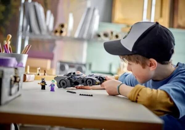 Set de juguetes de construcción LEGO® DC 76224 Batmobile™: Cacería de Batman™ vs. The Joker™ 438 piezas - Imagen 3