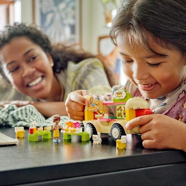 LEGO® Friends Camión de Hot Dogs Set de juguetes con minipersonajes 42633 - Imagen 3